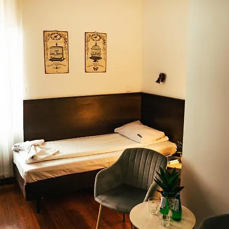 654 Bed and Breakfast 3*